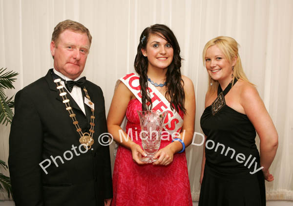 Laura O'Sullivan, Celbridge Co Kildare winner of the Hostess of the Year at the final of "The National Youth Awards 2007" hosted by the No Name! Club in the TF Royal Theatre Castlebar pictured with Anthony McCormack, National Chairman of the "No Name Club" and Nikki Hayes (2fm DJ) and compere on the night. Photo:  Michael Donnelly