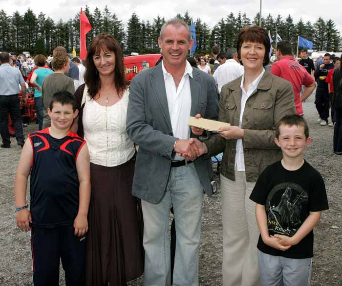 Dominic and Siobhan Mullee, Ballindine, one of the major sponsors of Claremorris Show present a cheque to Maureen Finnerty, secretary Claremorris Agricultural Show, included in photo are Jamie and Caelainn Mullee. Photo:  Michael Donnelly