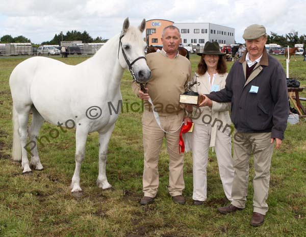 Gerry McCormack Kinvarra (showing on behalf of Breda Horan, Castlegar, Galway) is presented with the Irish Plastics Development Trophy for best Registered Connemara Mare 8 years or over  by Sarah and Kevin Jacobs (Judges). Photo:  Michael Donnelly