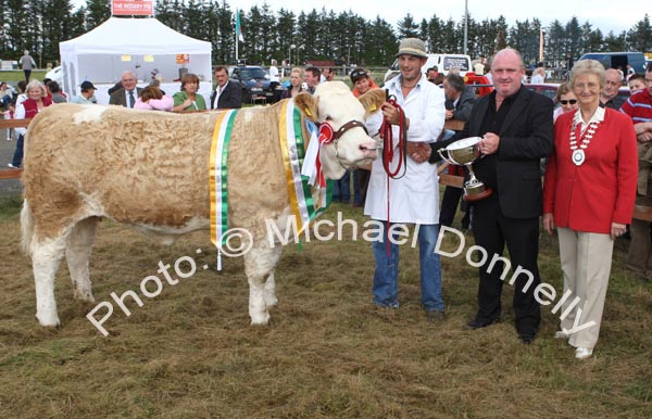 Garrett Behan, Ballyfin, Portlaoise is presented with the Joseph Dowd Memorial Cup by Luke Gibbons Claremorris (sponsor) at Claremorris Agricultural Show after winning the All Ireland Pedigree Suckler Type Heifer Championship, also in photo is Dorothea Lazenby, National Chairman Irish Shows Association. Photo:  Michael Donnelly