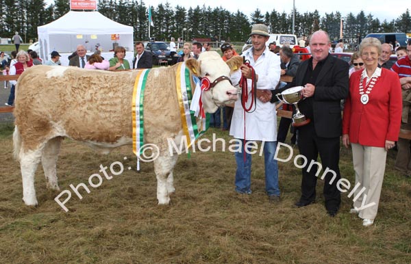 Garrett Behan, Ballyfin, Portlaoise is presented with the Joseph Dowd Memorial Cup by Luke Gibbons Claremorris (sponsor) at Claremorris Agricultural Show after winning the All Ireland Pedigree Suckler Type Heifer Championship, also in photo is Dorothea Lazenby, National Chairman Irish Shows Association. Photo:  Michael Donnelly