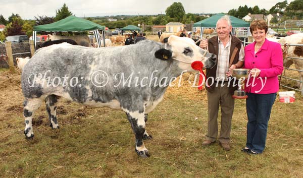 Pauline Prendergast, PRO Claremorris Agricultural Show, presents the Joe Dowd Memorial Cup to Paddy McKeown Ballyvary for Best Continental Bullock with 2 teeth on day of Show.Photo: Michael Donnelly. 