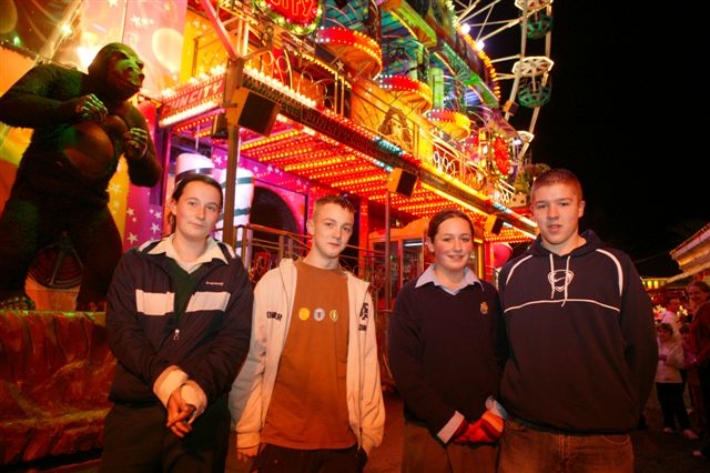 7D8T8192  Enjoying carnival.jpg