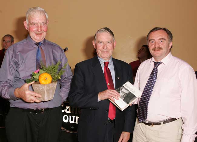 Paddy Walsh, Kilmaine (on left) and Ger Delaney (MC) make a presentation to Henry Cleary Claremorris at the Threshing Social in the Dalton Inn Hotel Claremorris.  Photo: Michael Donnelly.
