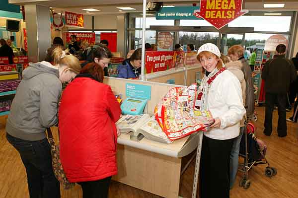 Browsing the Argos Catalogue opening day at Argos Castlebar. Photo Michael Donnelly.