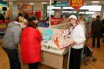 Browsing the Argos Catalogue opening day at Argos Castlebar. Photo Michael Donnelly.