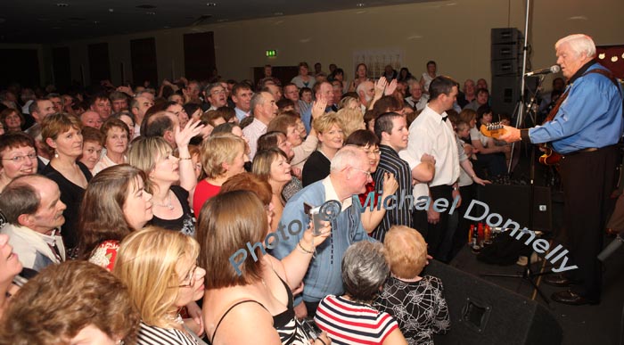 Crowds listen to "Big Tom" on stage in the McWilliam Park Hotel, Claremorris at the "Hometown Tribute to Michael Commins  celebrating 30 years of service to the Irish showbiz scene as journalist, broadcaster and songwriter. Photo:  Michael Donnelly