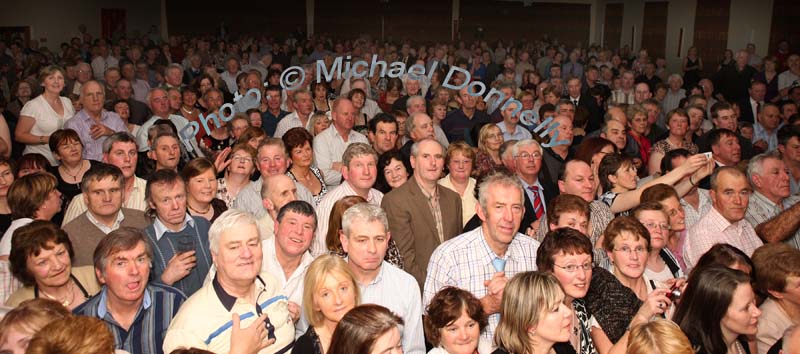 Crowds flocked to "Big Tom" in the McWilliam Park Hotel, Claremorris at the "Hometown Tribute to Michael Commins  celebrating 30 years of service to the Irish showbiz scene as journalist, broadcaster and songwriter. Photo:  Michael Donnelly