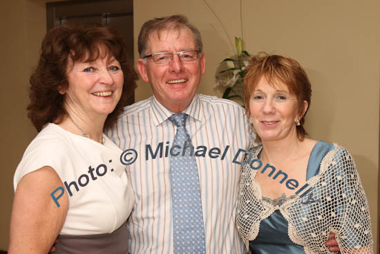 Mary Naughton, Tyrellan Heights, Galway pictured with Joe Walsh, Castlegar, Galway and Lily Leonard, Galway at "Big Tom" in the McWilliam Park Hotel, Claremorris at the "Hometown Tribute" to Michael Commins. Photo:  Michael Donnelly