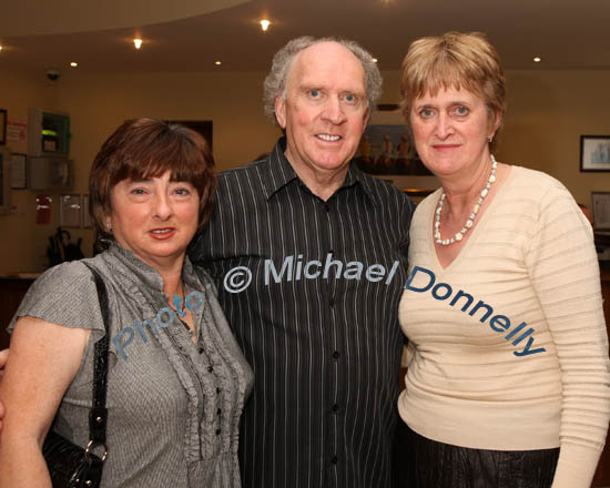 Bridie Browne, Kilboyne House, Kilboyne Castlebar and Eileen Donnelly, Ballyheane pictured with Kevin Prendergast at "Big Tom" in the McWilliam Park Hotel, Claremorris at the "Hometown Tribute" to Michael Commins. Photo:  Michael Donnelly