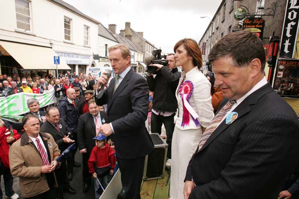 Enda addresses the crowd in Ballina