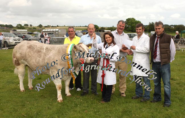 Sean O'Brien, Burnfoot, Donegal owner of the winning heifer in the 1100 Euro All Ireland  Heifer championship sponsored by Roundfort Stores and Connacht Gold at Roundfort Agricultural Show is presented with cheque by Joe Waldron Connacht  Gold, included in photo from left: Padraig Heneghan, Committee; Jim Nally, Chairman Roundfort Agricultural Show; Clare O'Brien, Burnfoot, Joe Waldron, Connacht Gold; Sean O'Brien, Burnfoot and Gordon Cutler, Enniskillen (Cattle Judge). Photo:  Michael Donnelly