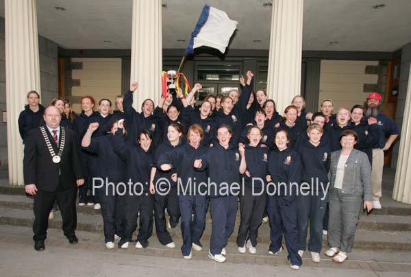 Cllr Brendan Henaghan, Mayor of Castlebar  greets the St Josephs team as they get off the coach at the Court House Castlebar after winning the the Post Primary Schools All Ireland Senior Final 2007 in Cusack Park Ennis. Photo:  Michael Donnelly