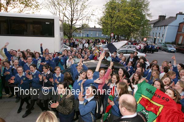 Crowds greet the St Josephs team as they get off the coach at the Court House Castlebar after winning the the Post Primary Schools All Ireland Senior Final 2007 in Cusack Park Ennis. Photo:  Michael Donnelly