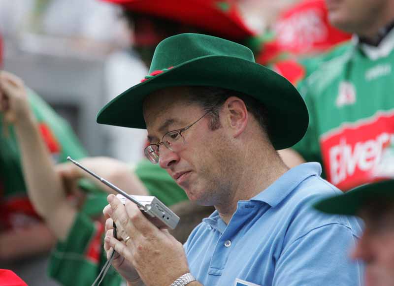 Looking at bad news at the Final of the Bank of Ireland Senior football Championship 2006 in Croke Park. Photo:  Michael Donnelly