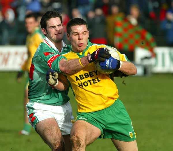 Kevin Cassidy (Donegal) holds off Mayo's James Kilcullen in the Allianz National Football League Div 1A in James Stephens Park Ballina.
Photo: Michael Donnelly