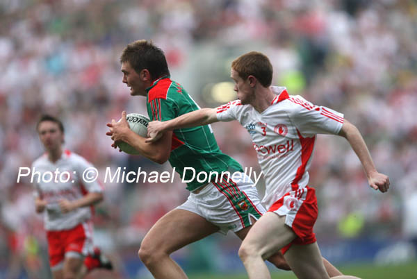 Tyrone's Gavin Teague tries to hold on to Mayo's Aiden O'Shea in the ESB GAA All Ireland Minor Football Final in Croke Park. Photo:  Michael Donnelly