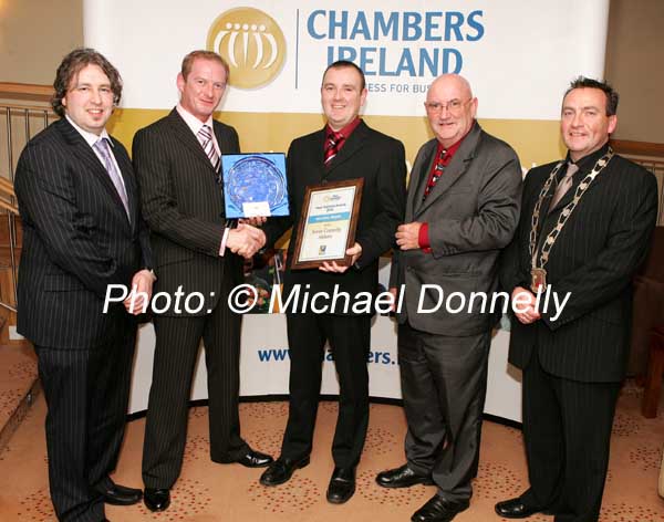 Bernard Hughes of The Connaught Telegraph (sponsors) presents  with the Best Retail Premises Award to Alan Burns of Kevin Connolly Motors, Ballina, included from left: Brian Gillespie, Bernard Hughes, Alan Burns, Tom Gillespie, Editor  Connaught Telegraph and John Shaughnessy, Castlebar Chamber of Commerce. Photo:  Michael Donnelly