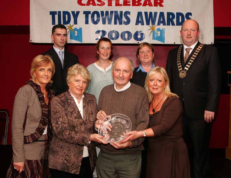 Shane Rodgers is presented with the Liam Durkan Recognition award at the Castlebar Tidy Towns Awards presentation night in the TF Royal Hotel Castlebar, front from left: Fiona Larkin, Eleanor Durkan, Shane Rodgers and Ann O'Loughlin, Castlebar Tidy Towns; At back  Ronan Warde, chairman Castlebar Tidy Towns; Louise Killeen Rodgers, Pauline Rodgers, and Mayor of Castlebar Cllr Brendan Henaghan. Photo:  Michael Donnelly 